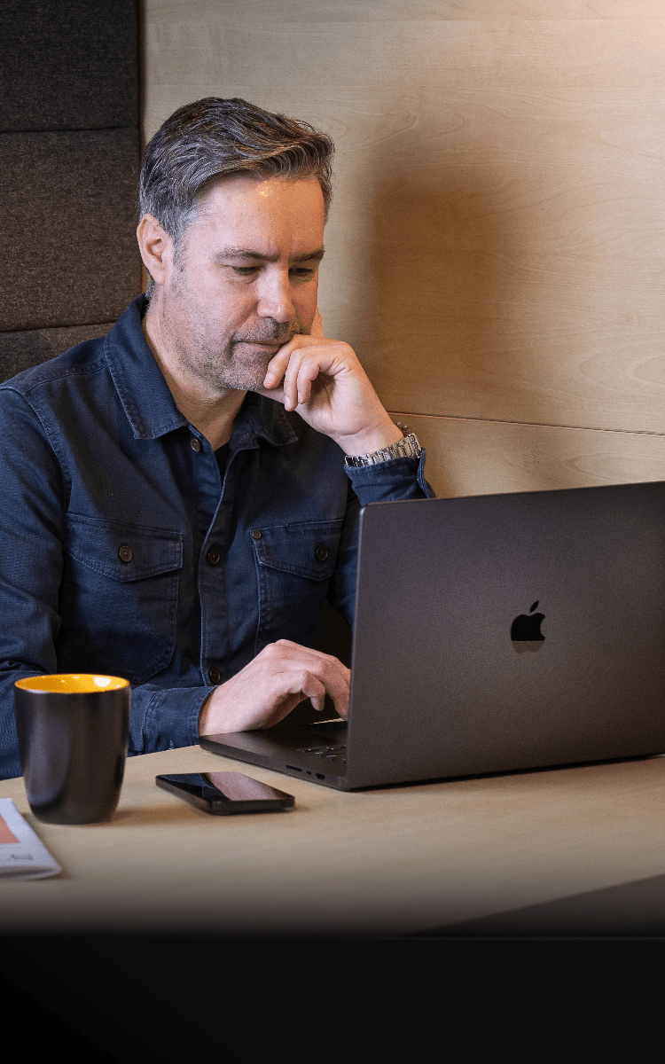 MacBook Pro Space Black cafe